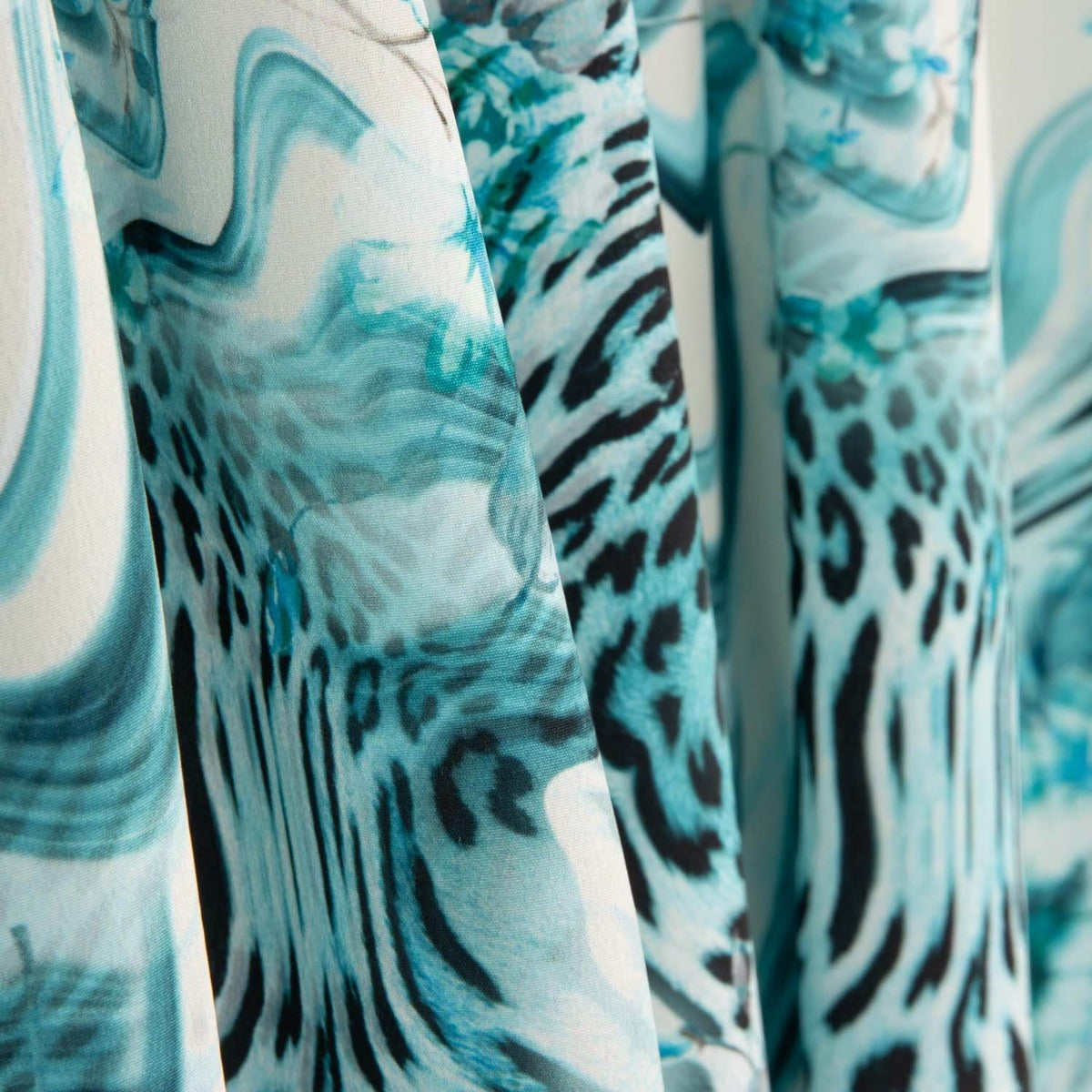 Crepe Leve Estampado Animal Print Floral Azul - Ribes y Casals