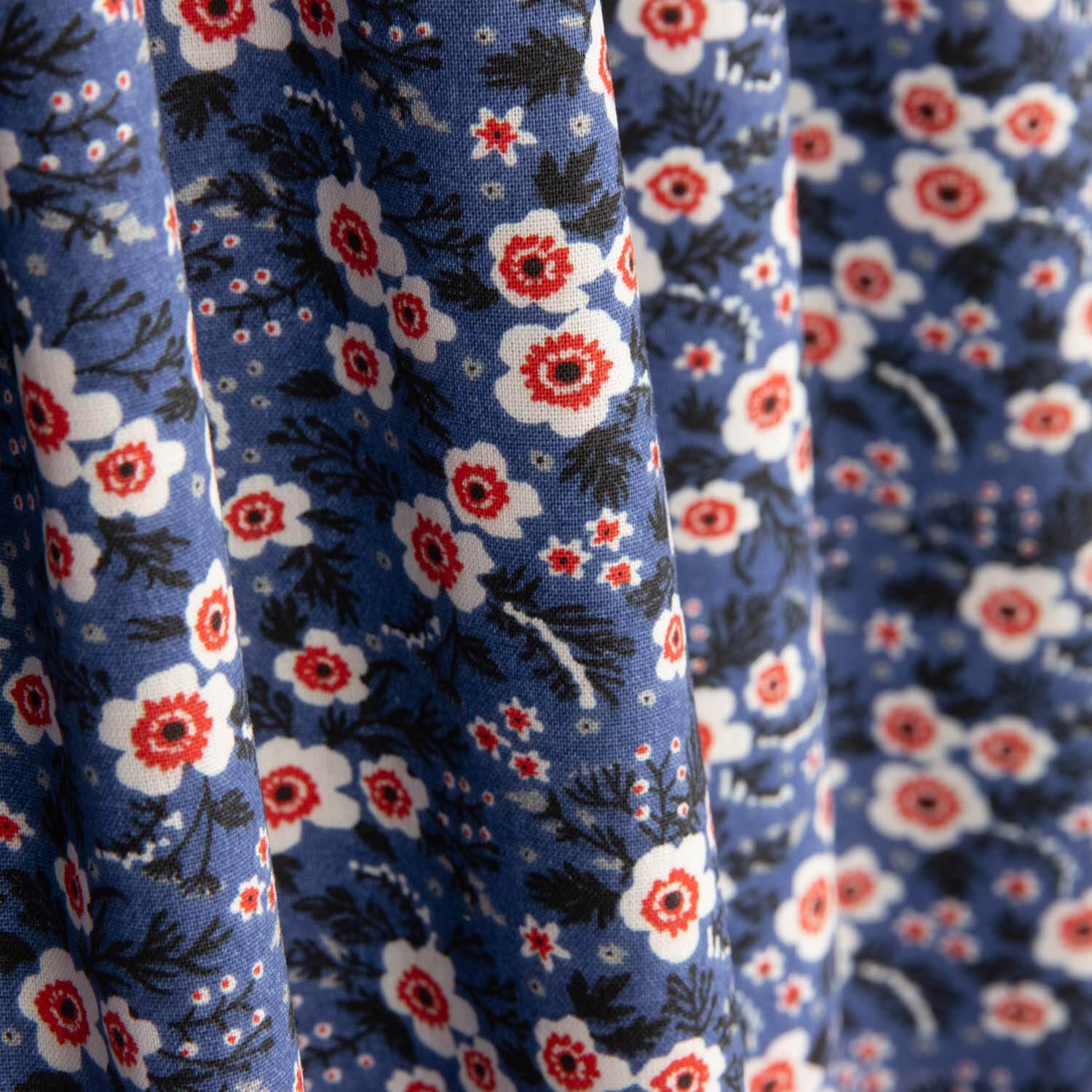 Percal de algodão estampado floral com fundo azul - Ribes y Casals