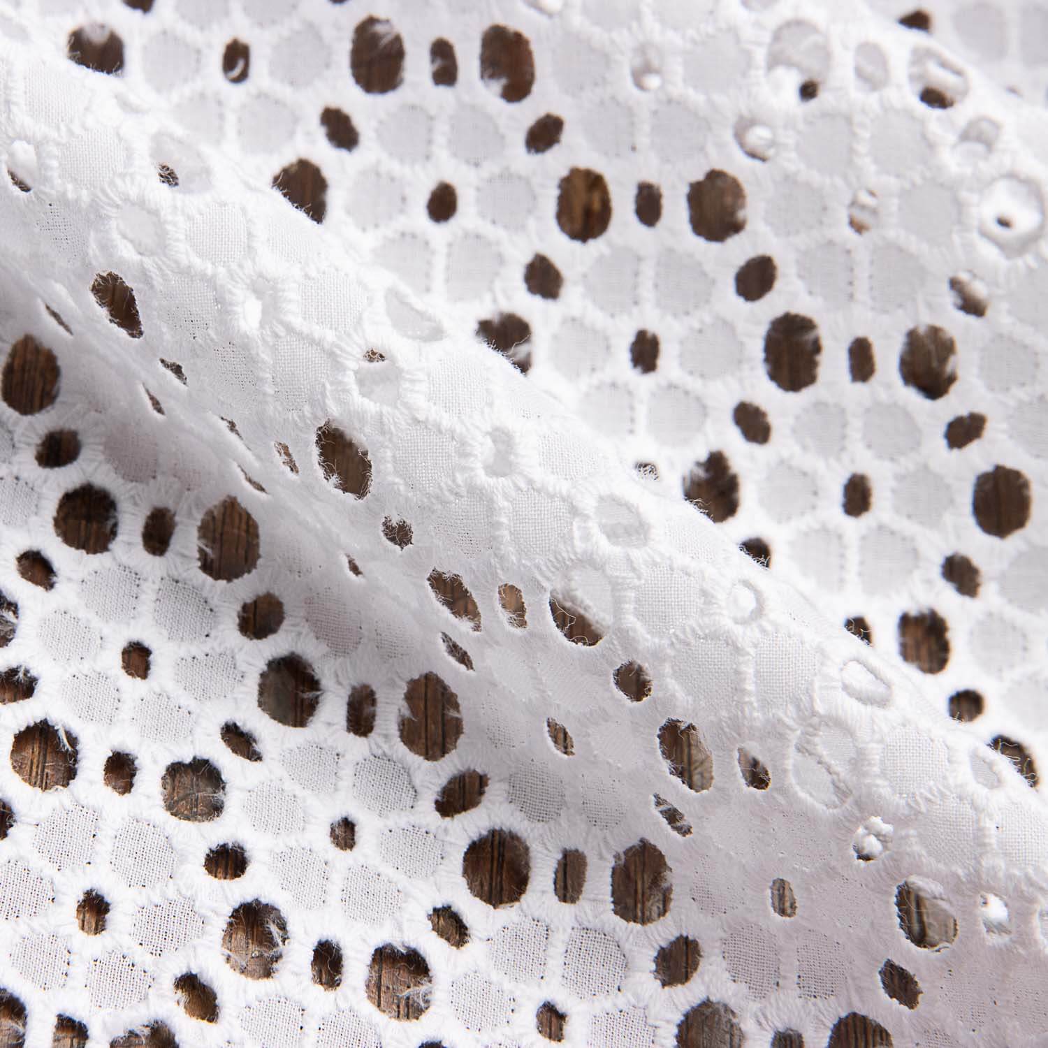 Bordado suíço Margarida Branca Natural - Ribes y Casals