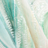 Pinceladas gradientes de tule verde suave com strass - Ribes y Casals