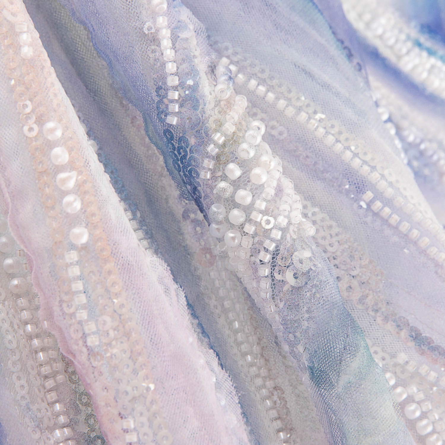 Pedraria Tule Branca e Azul Suave com Pinceladas Degradê - Ribes y Casals