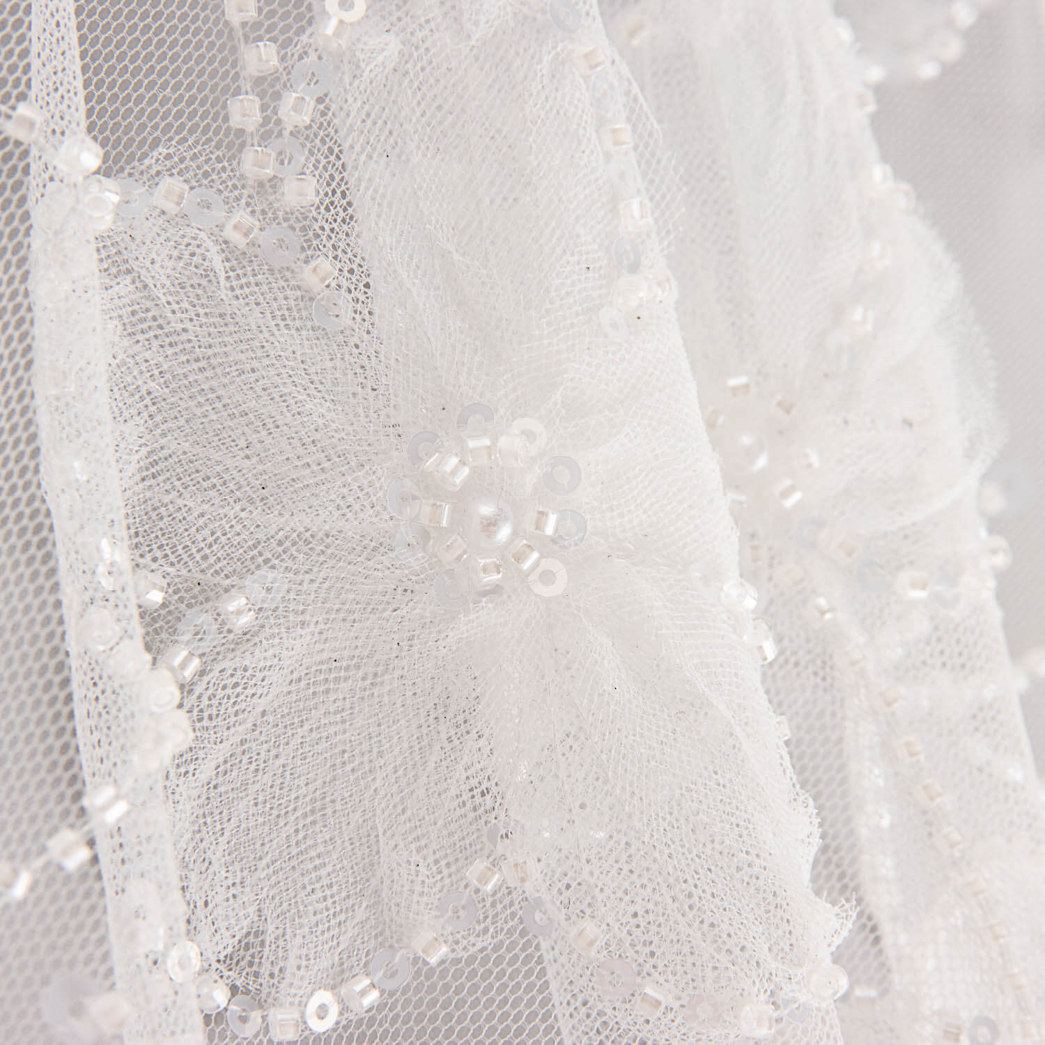 Vestido de Noiva em Tule Branco com Bordados de Flores Elegance - Ribes y Casals