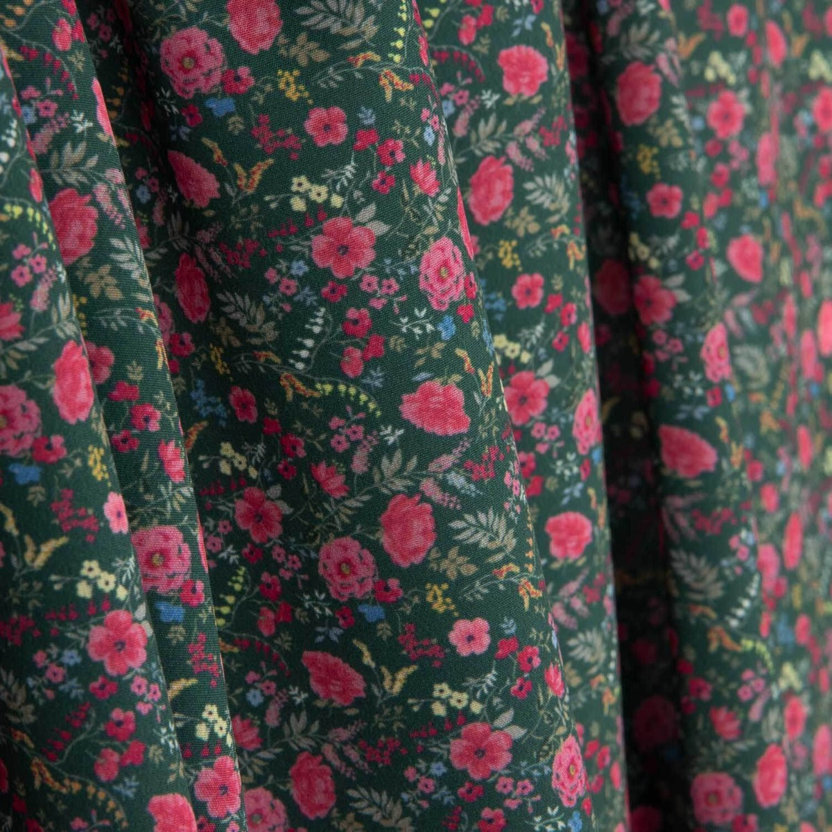 Crepe Leve Estampado Floral Mini Fúcsia sobre Verde Escuro - Ribes y Casals