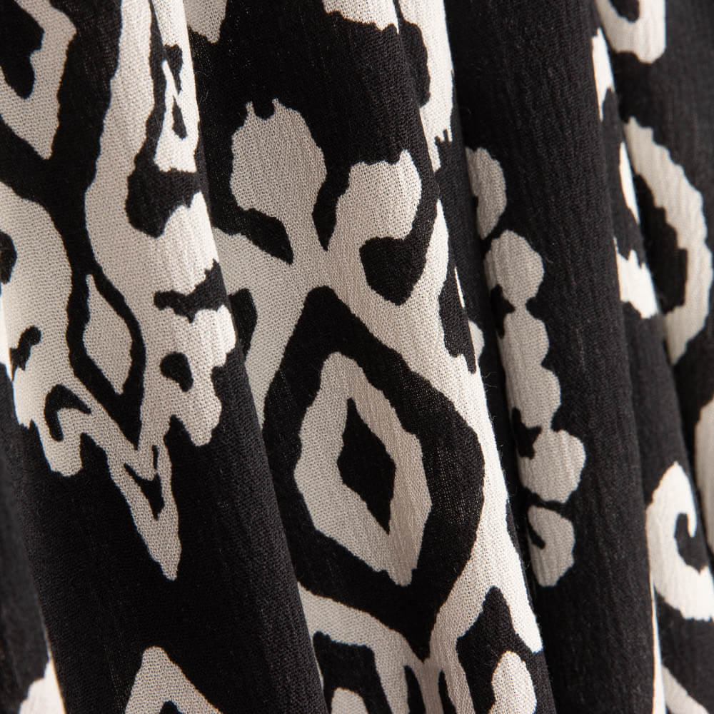 Bambula de viscose estampada com padrão étnico monocromático - Ribes y Casals