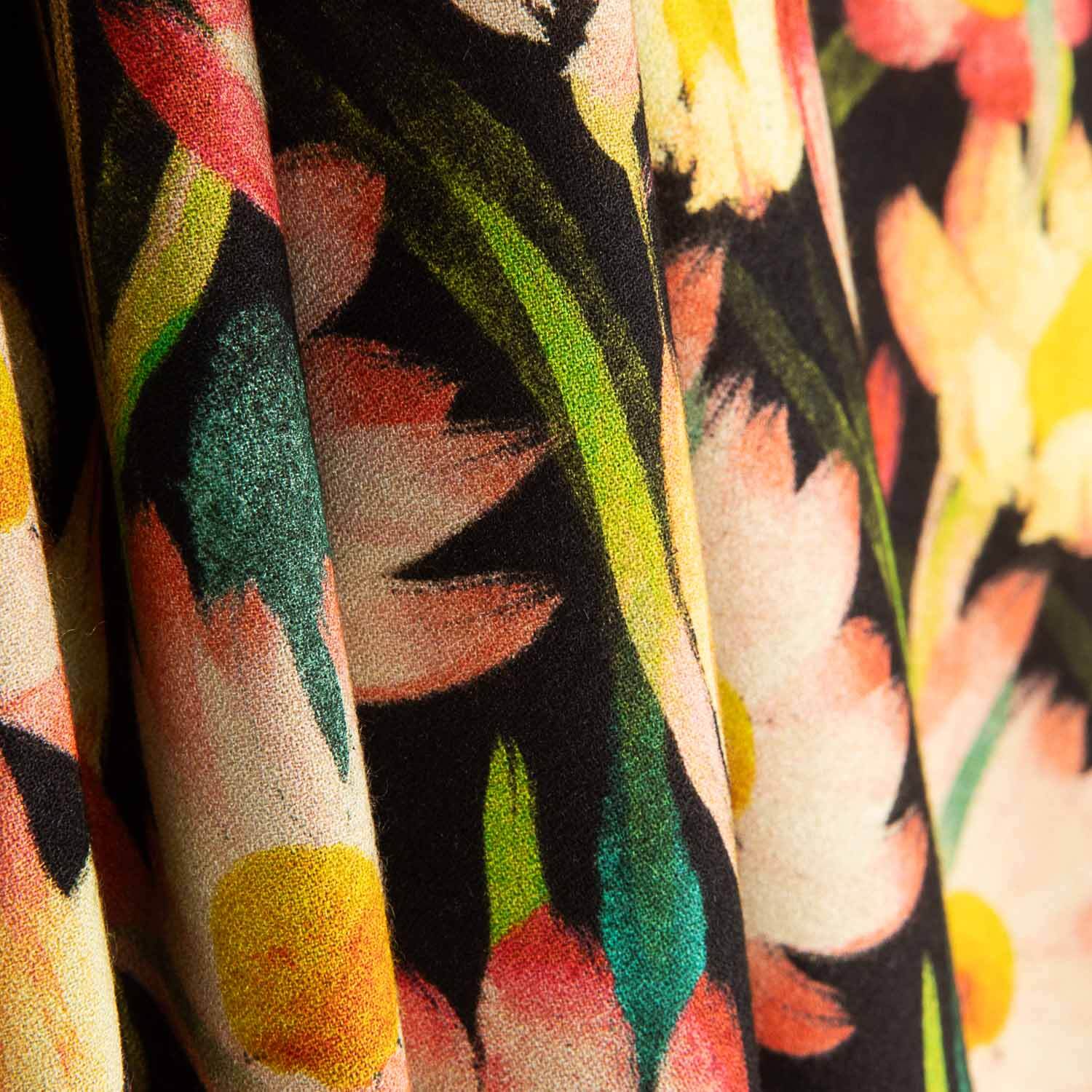 Viscose Crepe Estampada com Flores Noturnas - Ribes y Casals