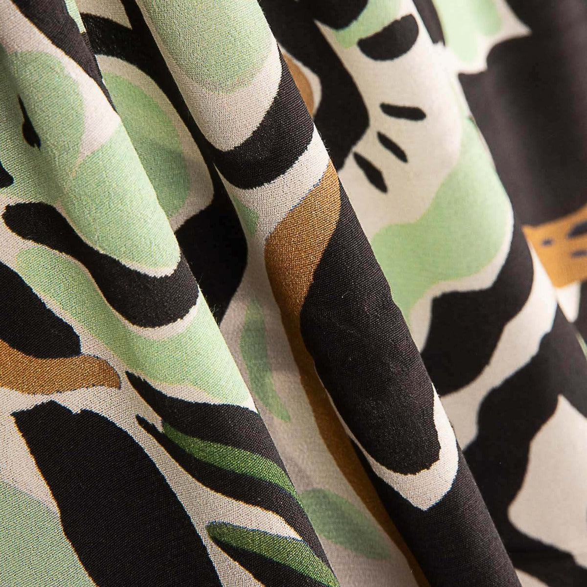 Crepe Viscose Estampa Flores Verdes - Ribes y Casals