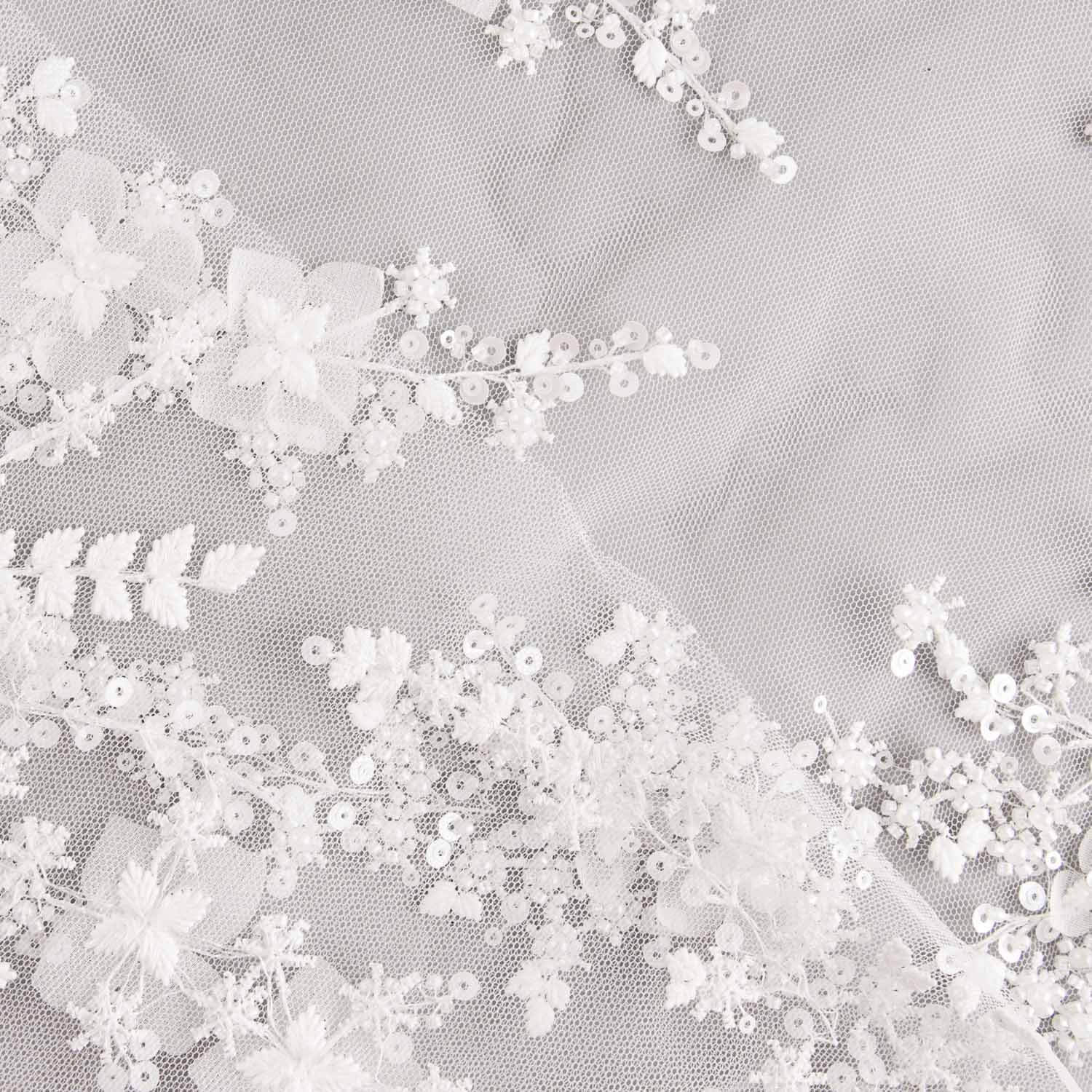 Vestido de Noiva em Tule Branco com Lantejoulas e Flores 3D Elegance - Ribes y Casals