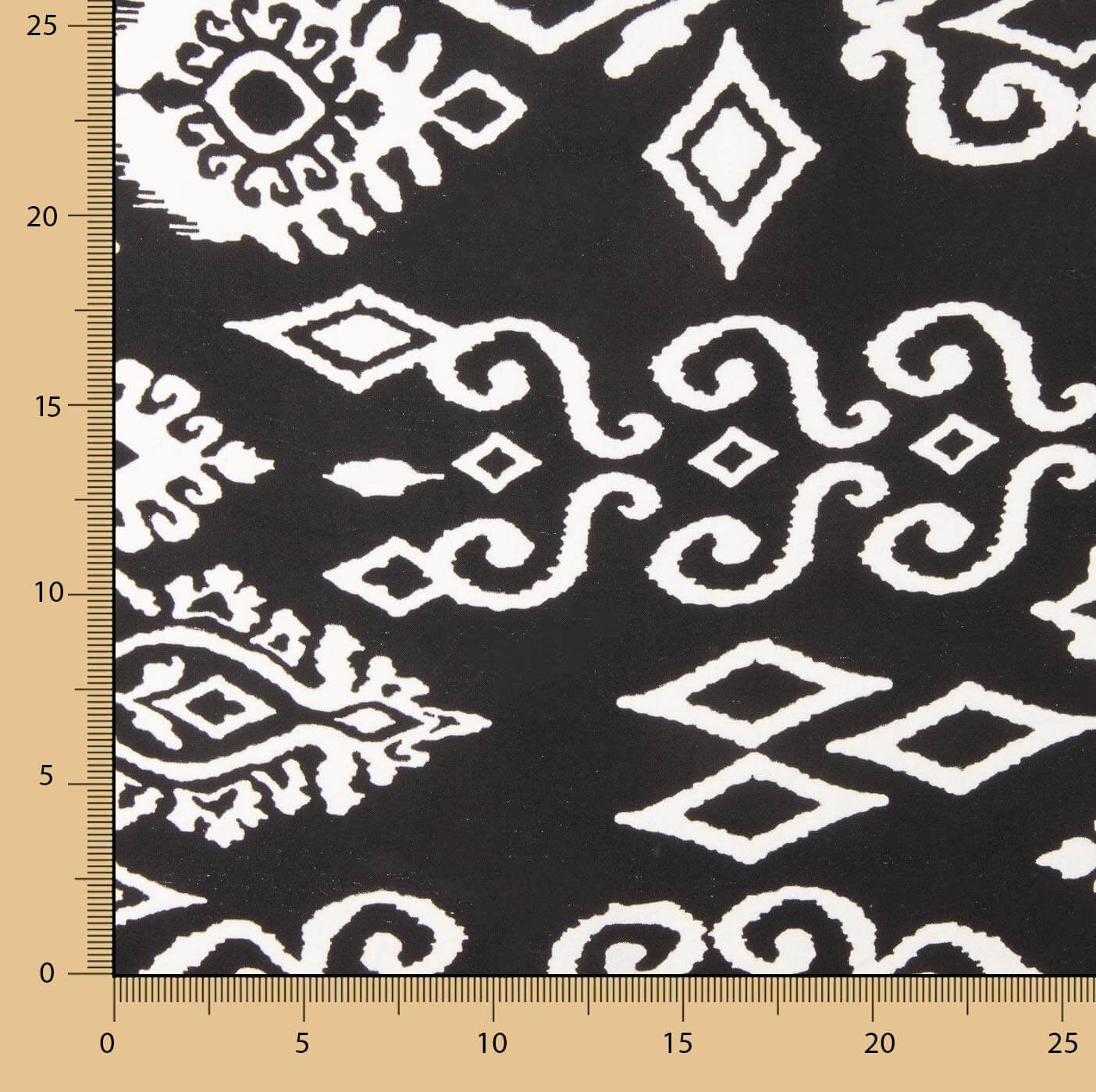 Retalho de viscose com estampado étnico e borda preta - Várias medidas x largura de 140 cm - Ribes y Casals
