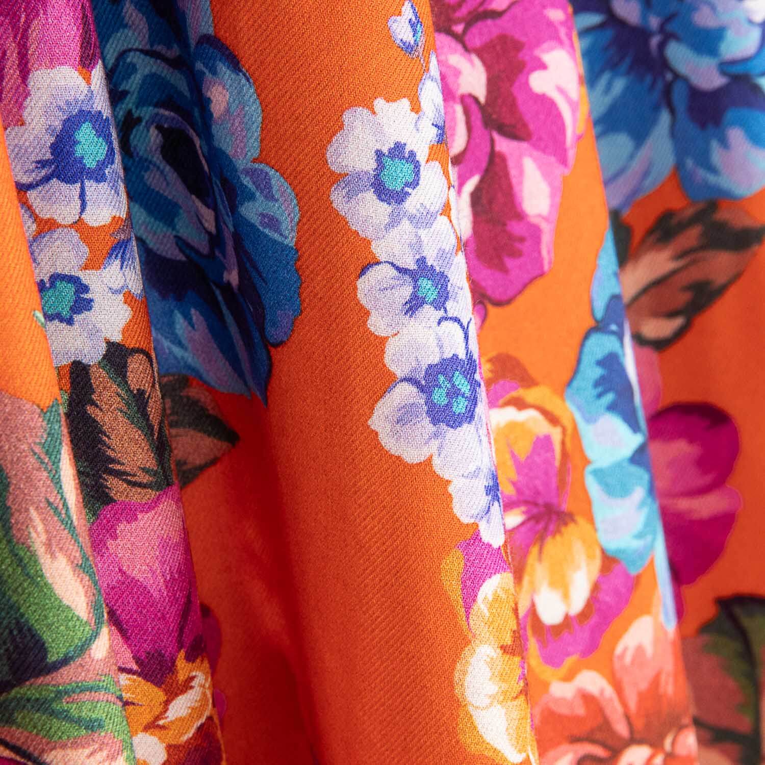 Viscose estampada com flores de jardim Coralia - Ribes y Casals