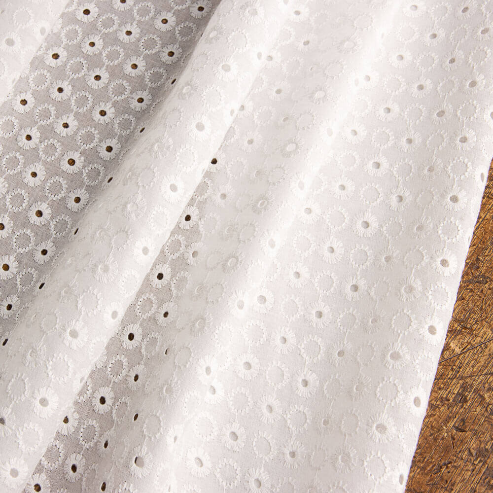 Bordado Suíço Bolinhas - Ribes y Casals