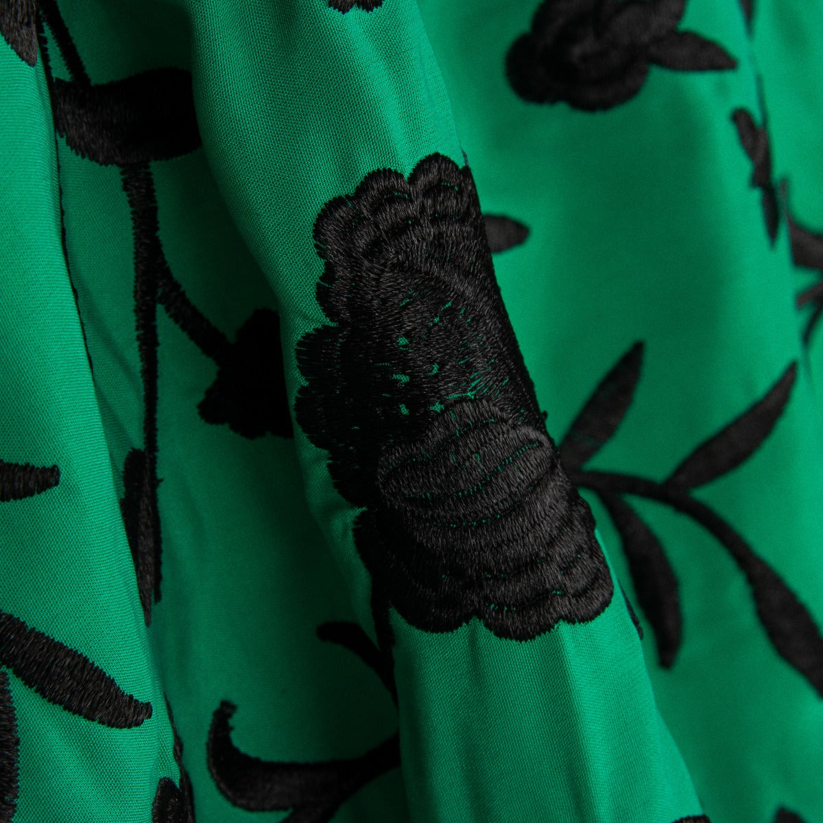 Xale Bordado Preto Tencel Esmeralda - Ribes y Casals