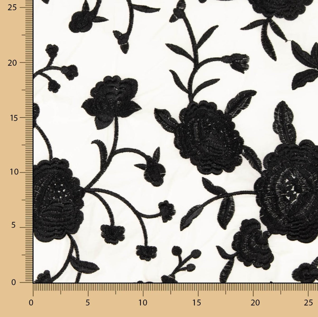 Xale Bordado Preto Tencel Branco Natural - Ribes y Casals