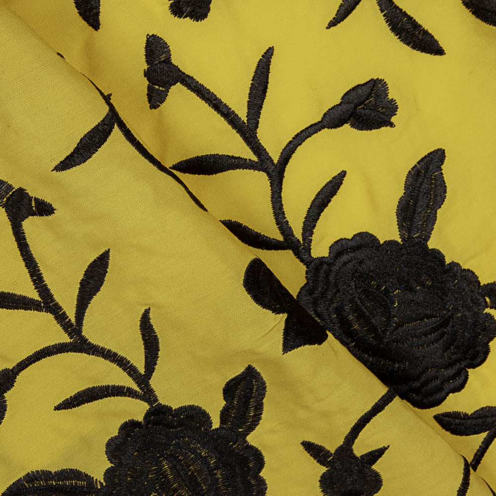 Retal Mantón Bordado Negro Tencel Albero 115x140 cm - Ribes y Casals