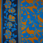 Viscose acetinada com padrão floral, borda azul e caldeirão - Ribes y Casals
