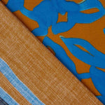 Viscose acetinada com padrão floral, borda azul e caldeirão - Ribes y Casals