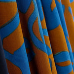 Viscose acetinada com padrão floral, borda azul e caldeirão - Ribes y Casals