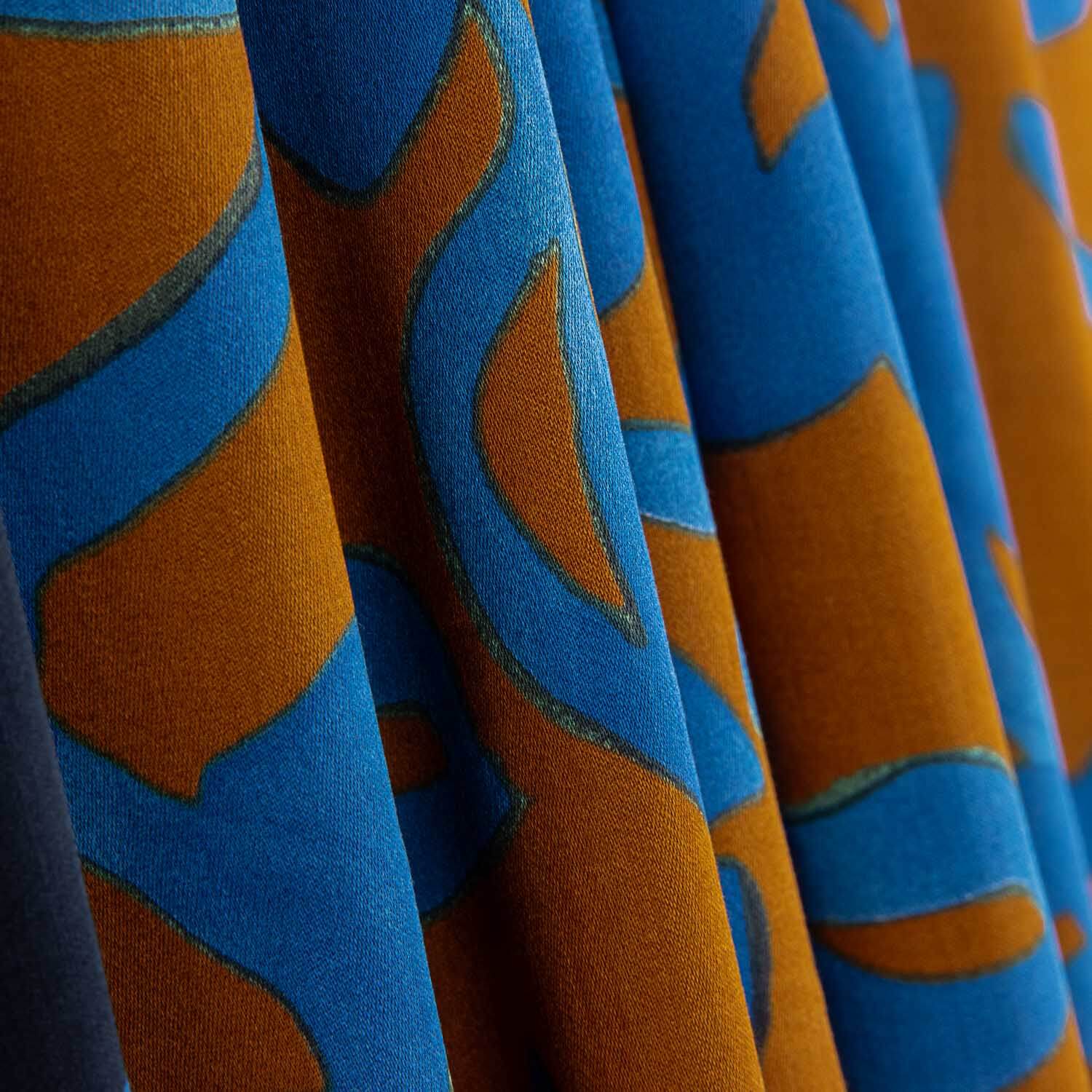 Viscose acetinada com padrão floral, borda azul e caldeirão - Ribes y Casals