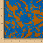 Viscose acetinada com padrão floral, borda azul e caldeirão - Ribes y Casals