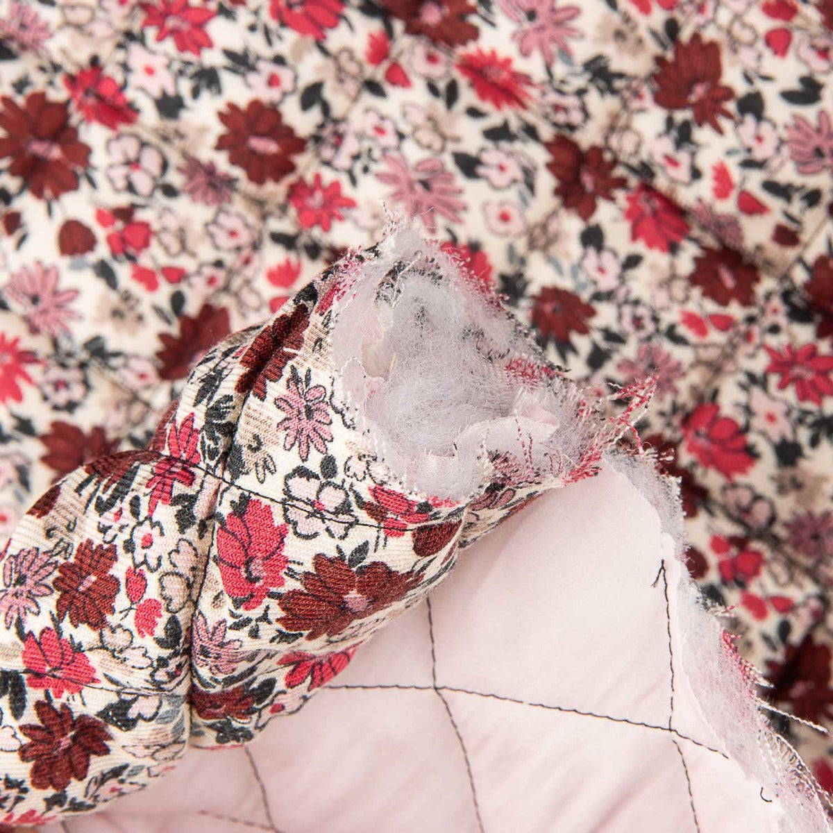 Viyella de algodão acolchoado – Flores carmesim - Ribes y Casals