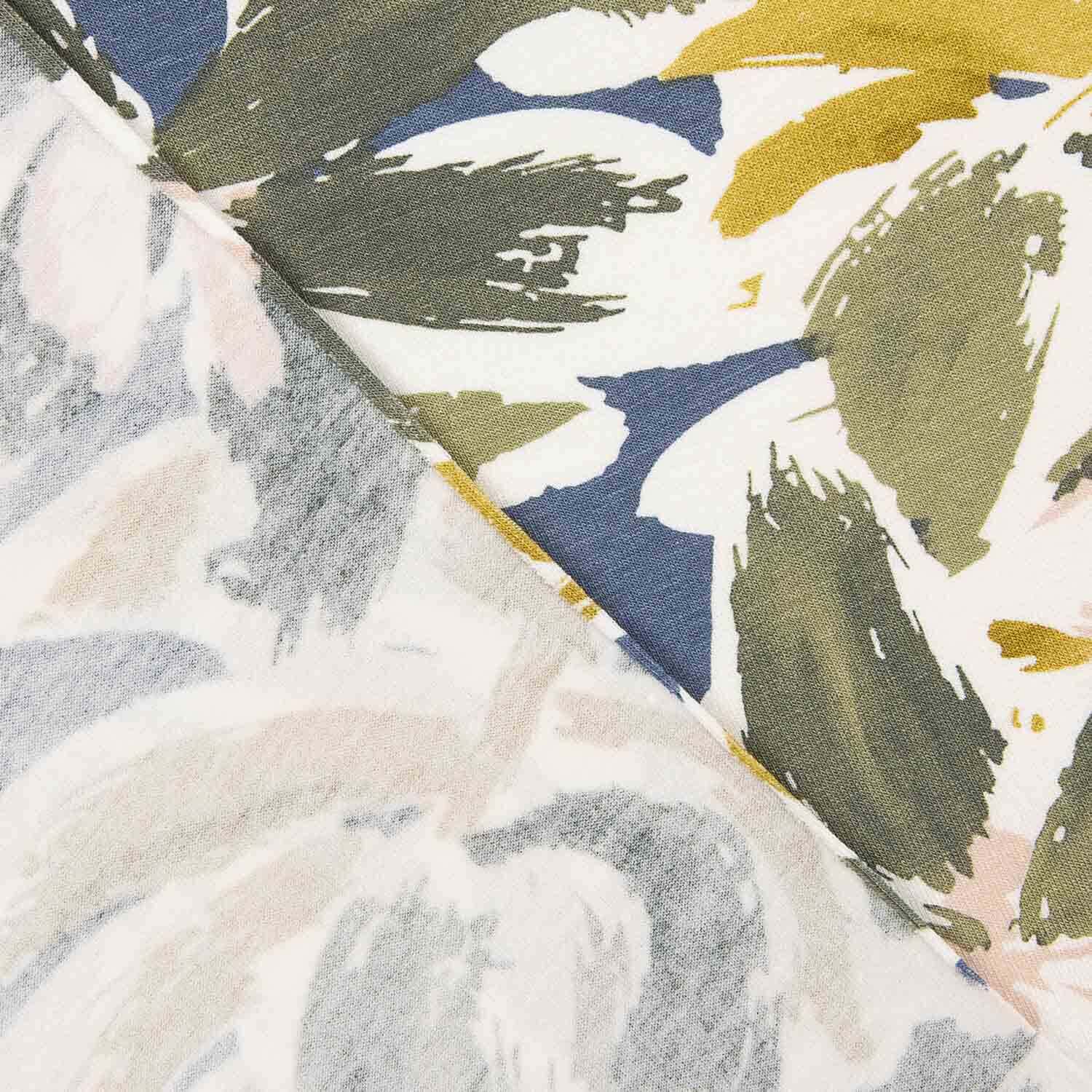 Malha de viscose estampada com motivos florais em azul e mostarda - Ribes y Casals