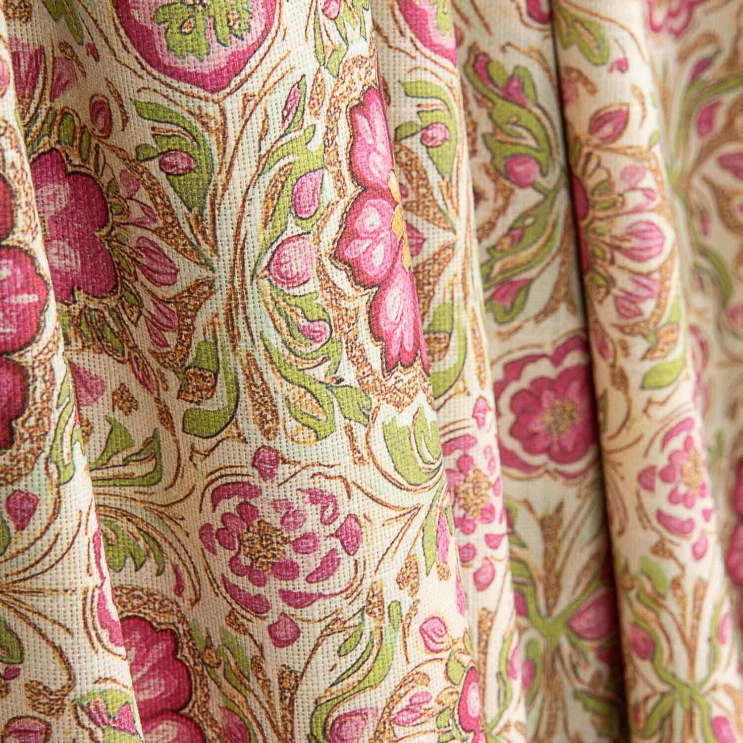 Lona de algodão com flores rosas e fundo verde - Ribes y Casals