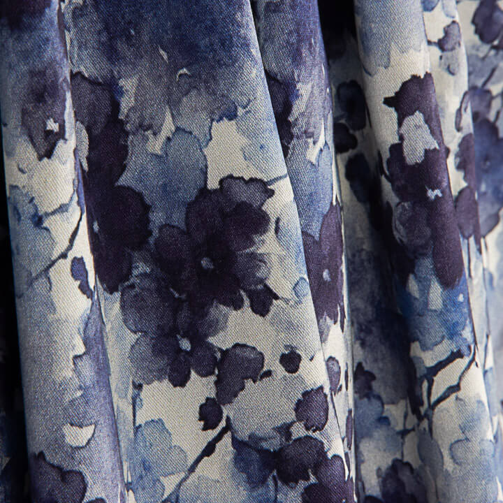 Tecido de viscose elástico com motivo floral em aguarela azul - Ribes y Casals