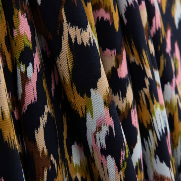 Tecido de viscose acetinado estampado com animal print rosa - Ribes y Casals