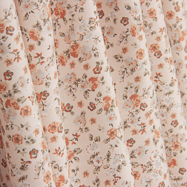 Viyela com Tecido Estampado de Florzinhas em Coral e Telha - Ribes y Casals
