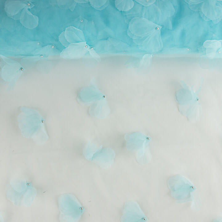 Tule azul turquesa com flores 3D e pérolas - Ribes y Casals