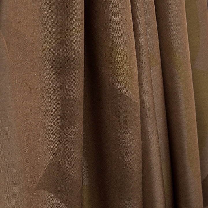Tecido de viscose estampado de dupla face com ondas abstratas em tom de azeitona - Ribes y Casals