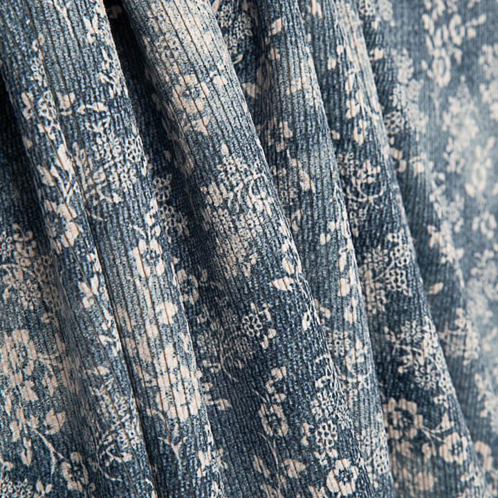 Bombazina estampada com flores vintage azuis - Ribes y Casals