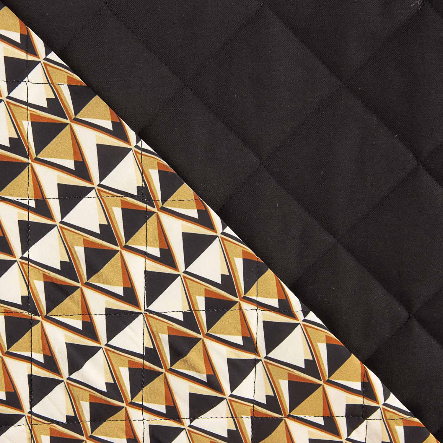 Acolchoada em sarja preta com forro geométrico - Ribes y Casals