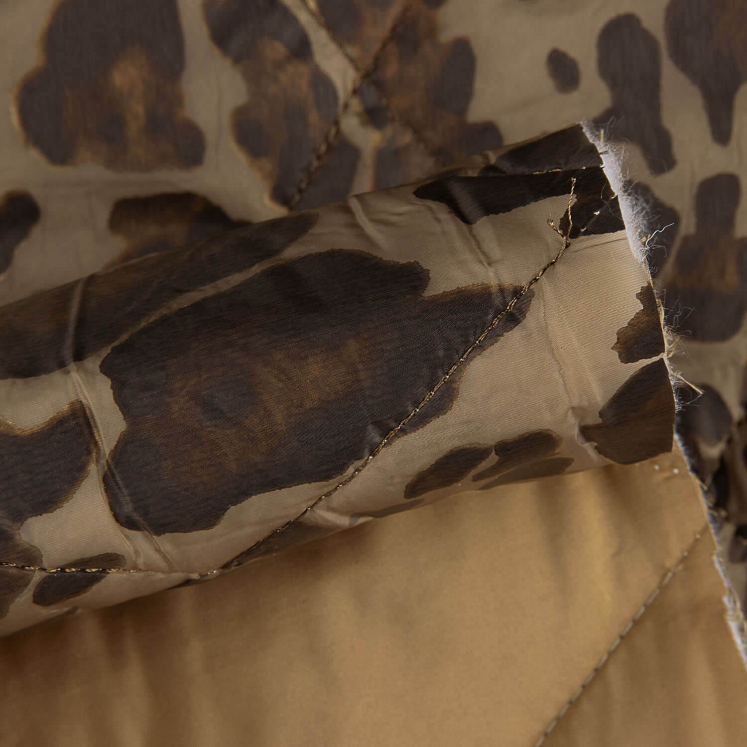 Manta leve dupla face com animal print e ocre - Ribes y Casals