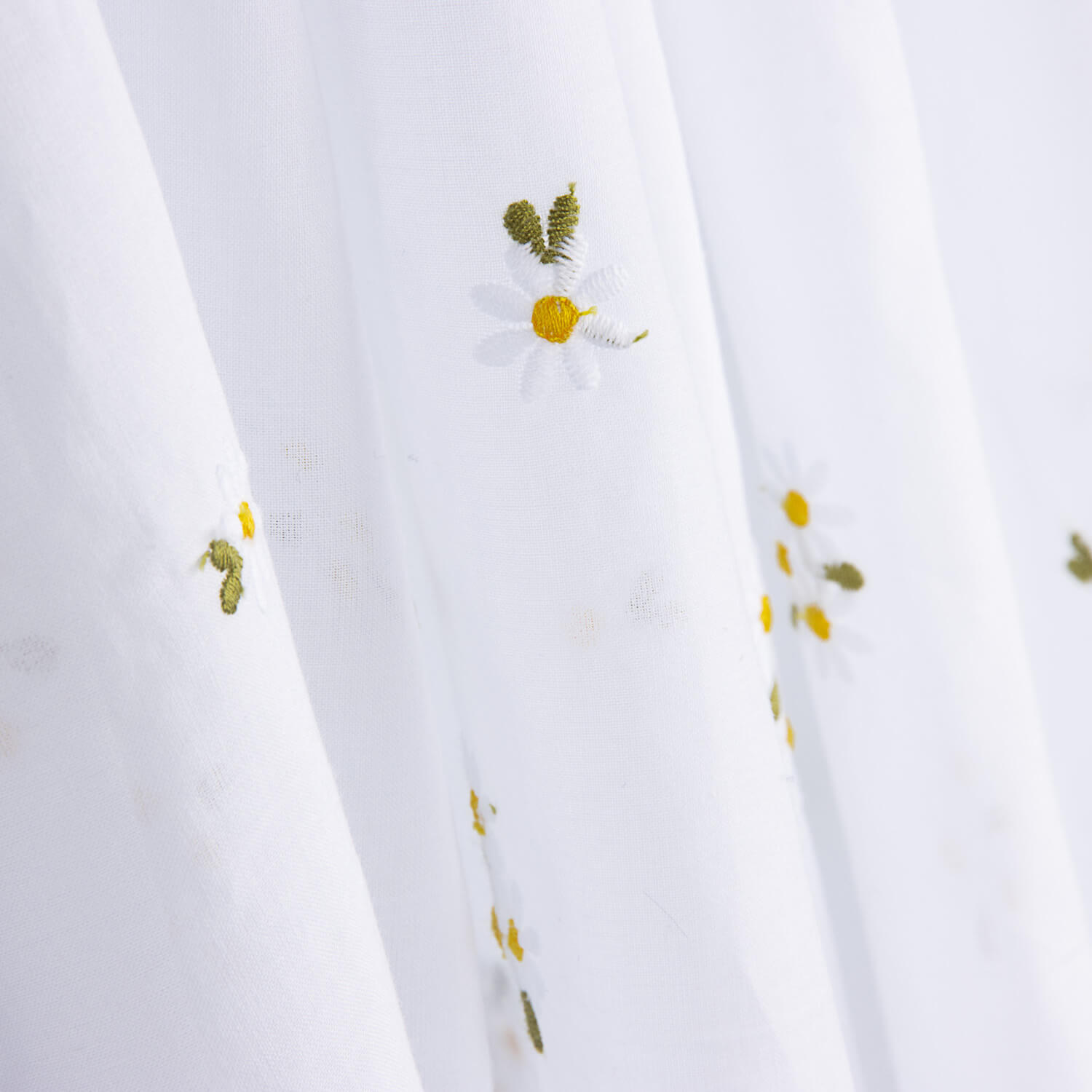 Batista Algodão Bordada Margaridas Brancas - Ribes y Casals