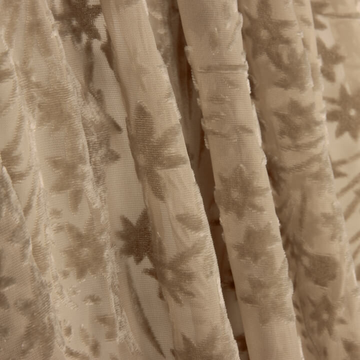 Devoré floral em tons de bege sobre chiffon - Ribes y Casals