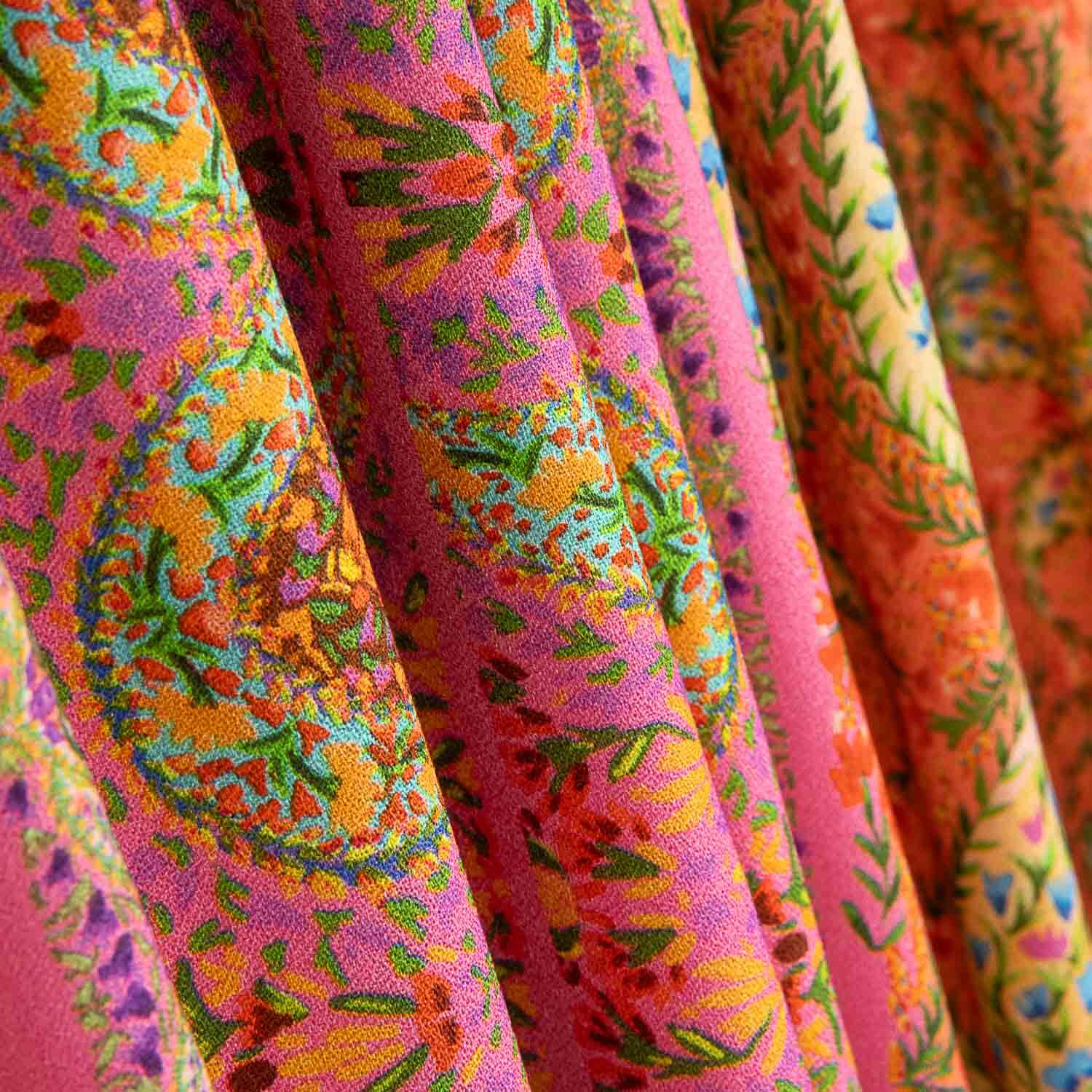 Retalho de crepe de viscose estampado com padrão paisley boho fúcsia - Várias medidas x largura de 140 cm - Ribes y Casals