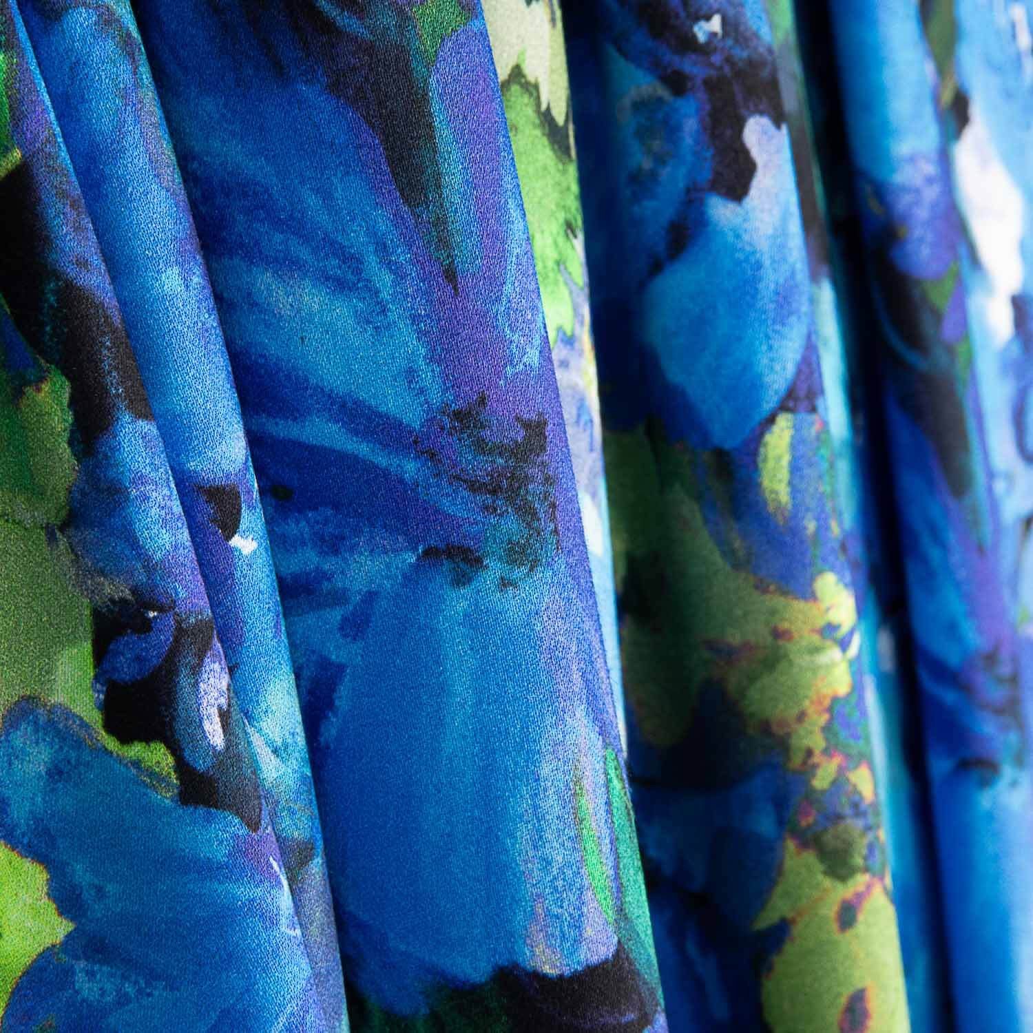 Viscose acetinada estampada com flores azul oceano - Ribes y Casals