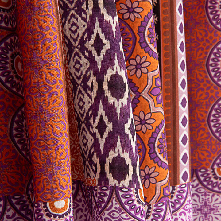 Viscose estampada com motivos étnicos, riscas em laranja e roxo - Ribes y Casals