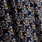 Viscose estampada com pequenas flores em azul-marinho - Ribes y Casals