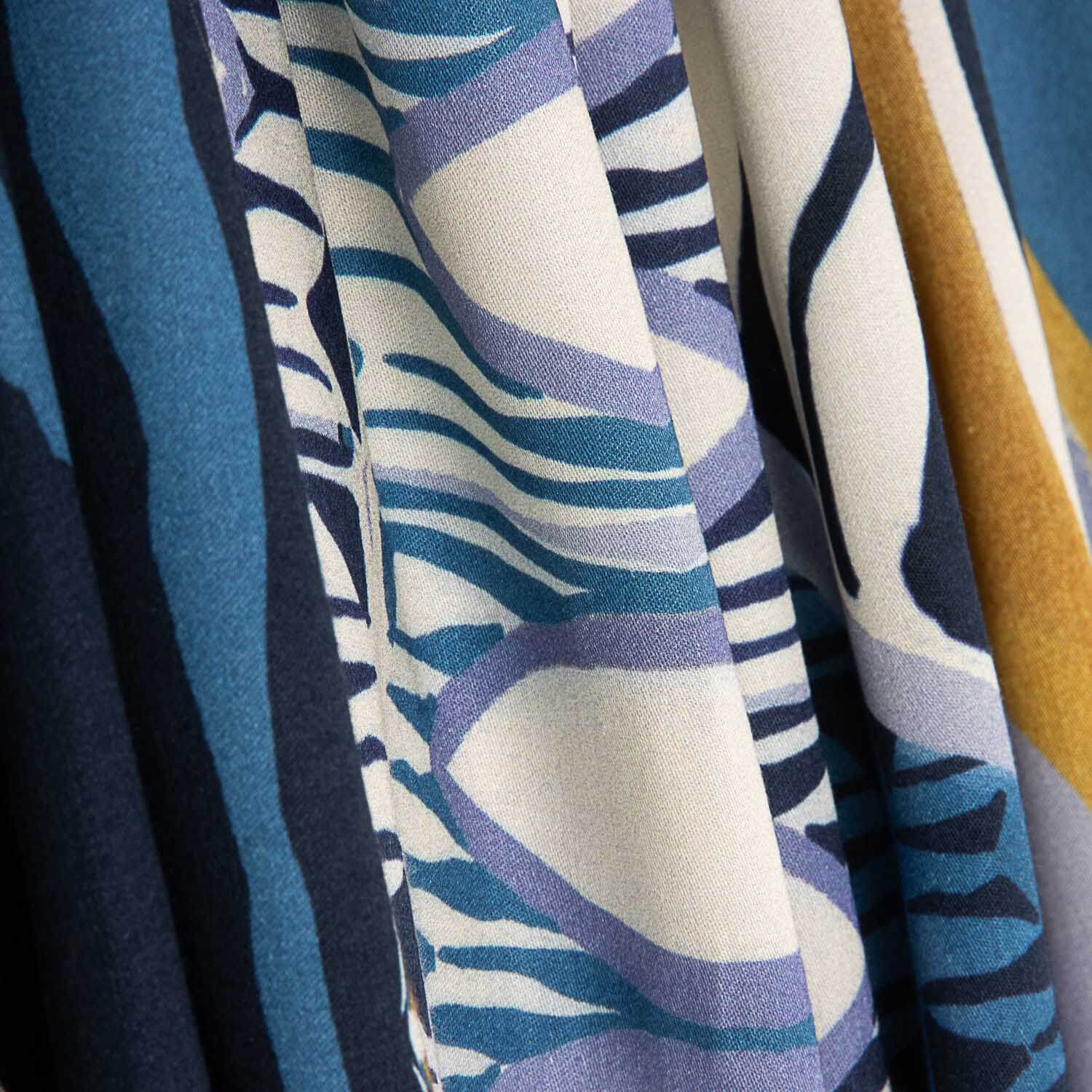 Viscose estampada com motivos geométricos em azul e mostarda - Ribes y Casals
