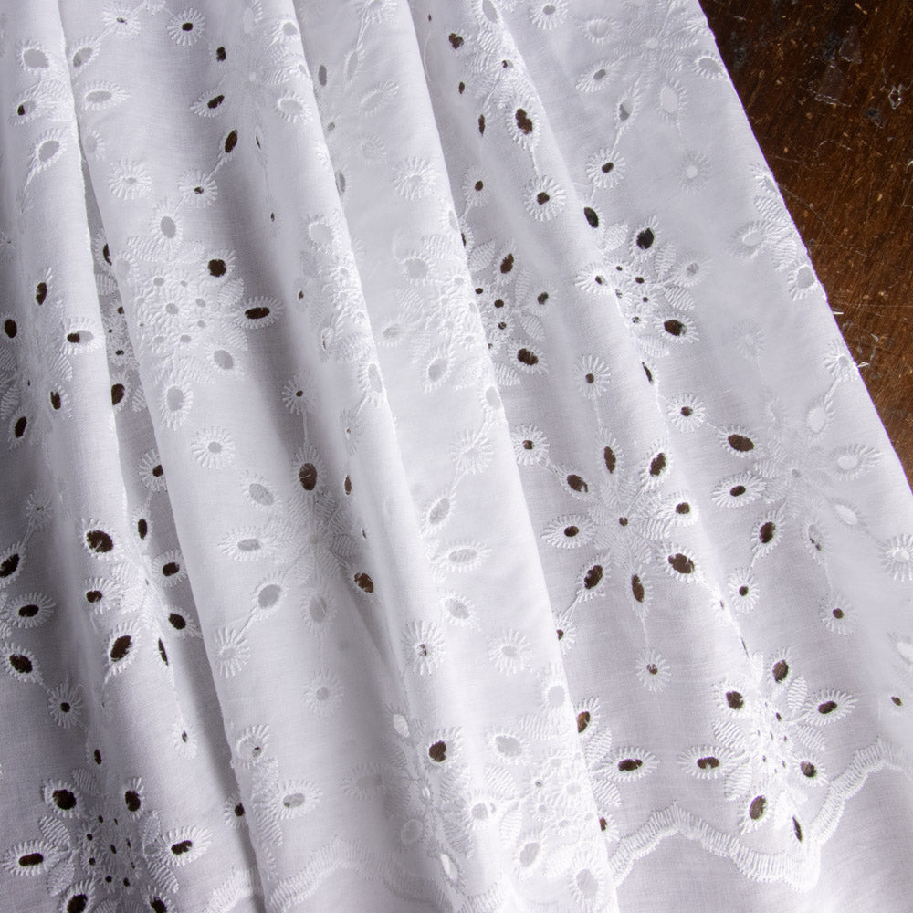 Bordado Suíço Almudena Branco - Ribes y Casals