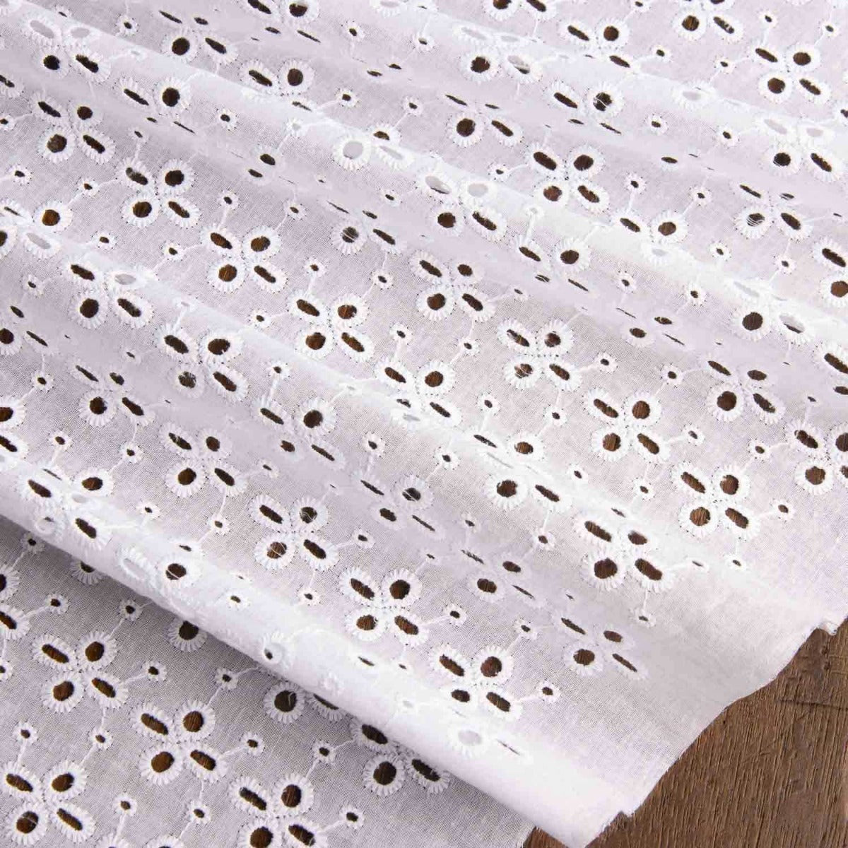Bordado Suizo Flor Blanca - Ribes y Casals