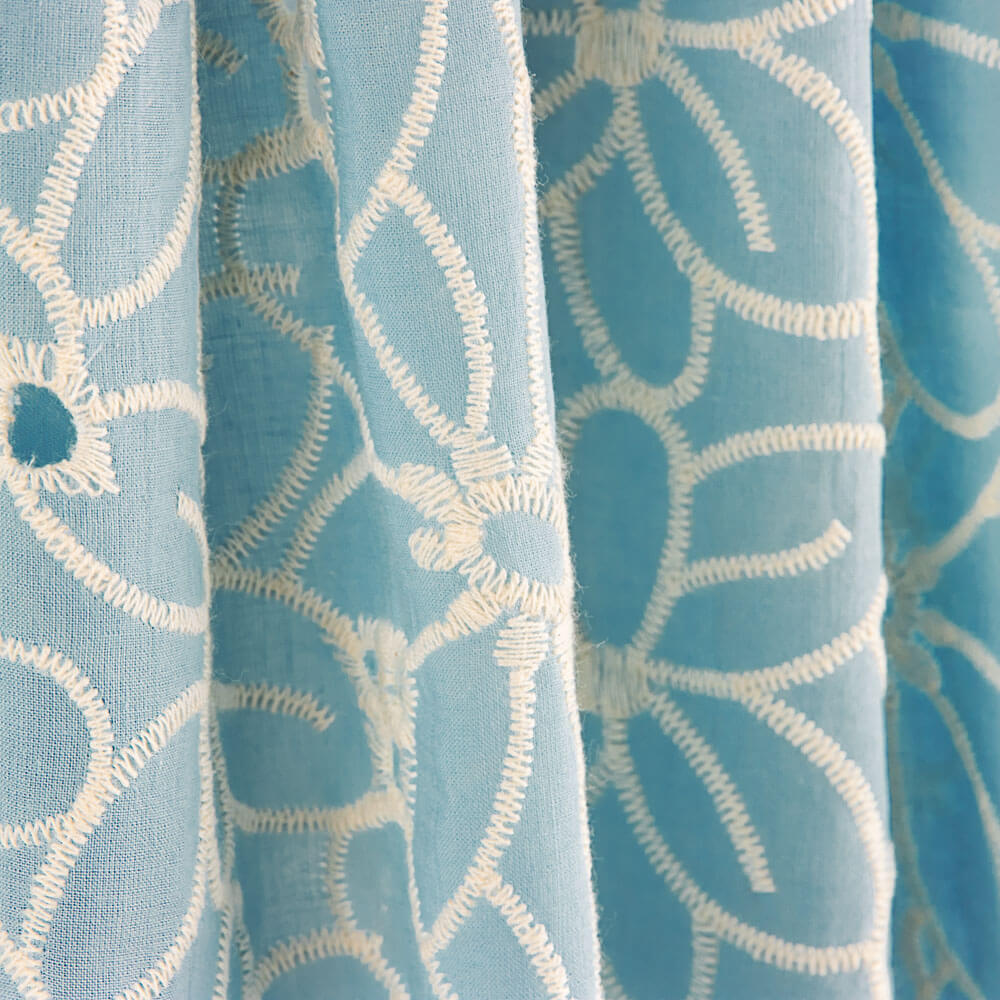 Retal Bordado Suizo Margarita Azul 55x140 cm - Ribes y Casals