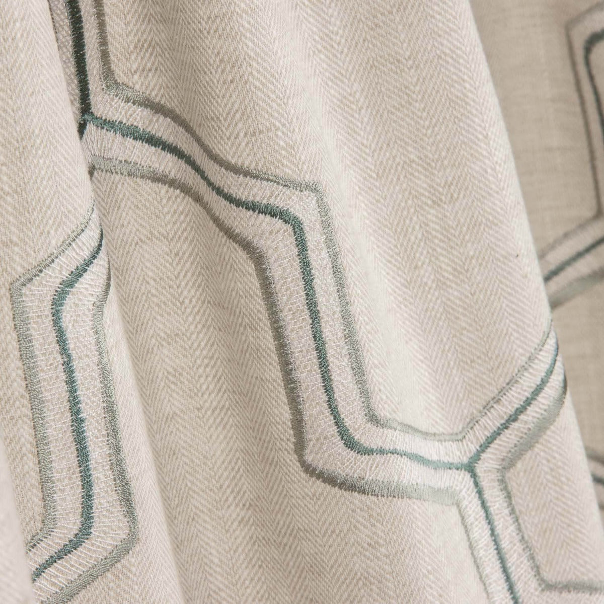 Linho Rústico Grosso Cinza Claro Bordado Hexa - Ribes y Casals