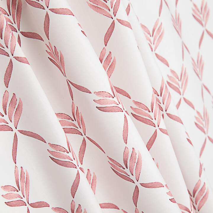 Percal estampado com folhas geométricas em coral - Ribes y Casals