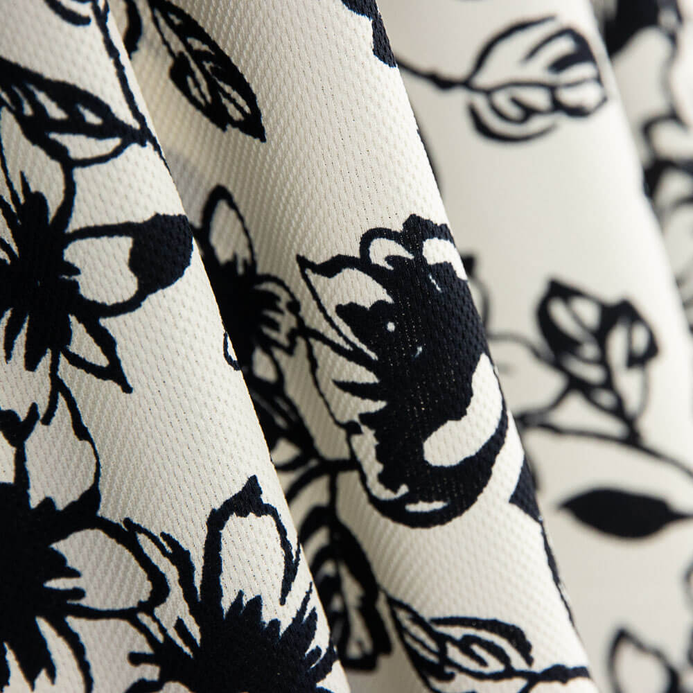 Piqué Poliéster Flores Preto - Ribes y Casals