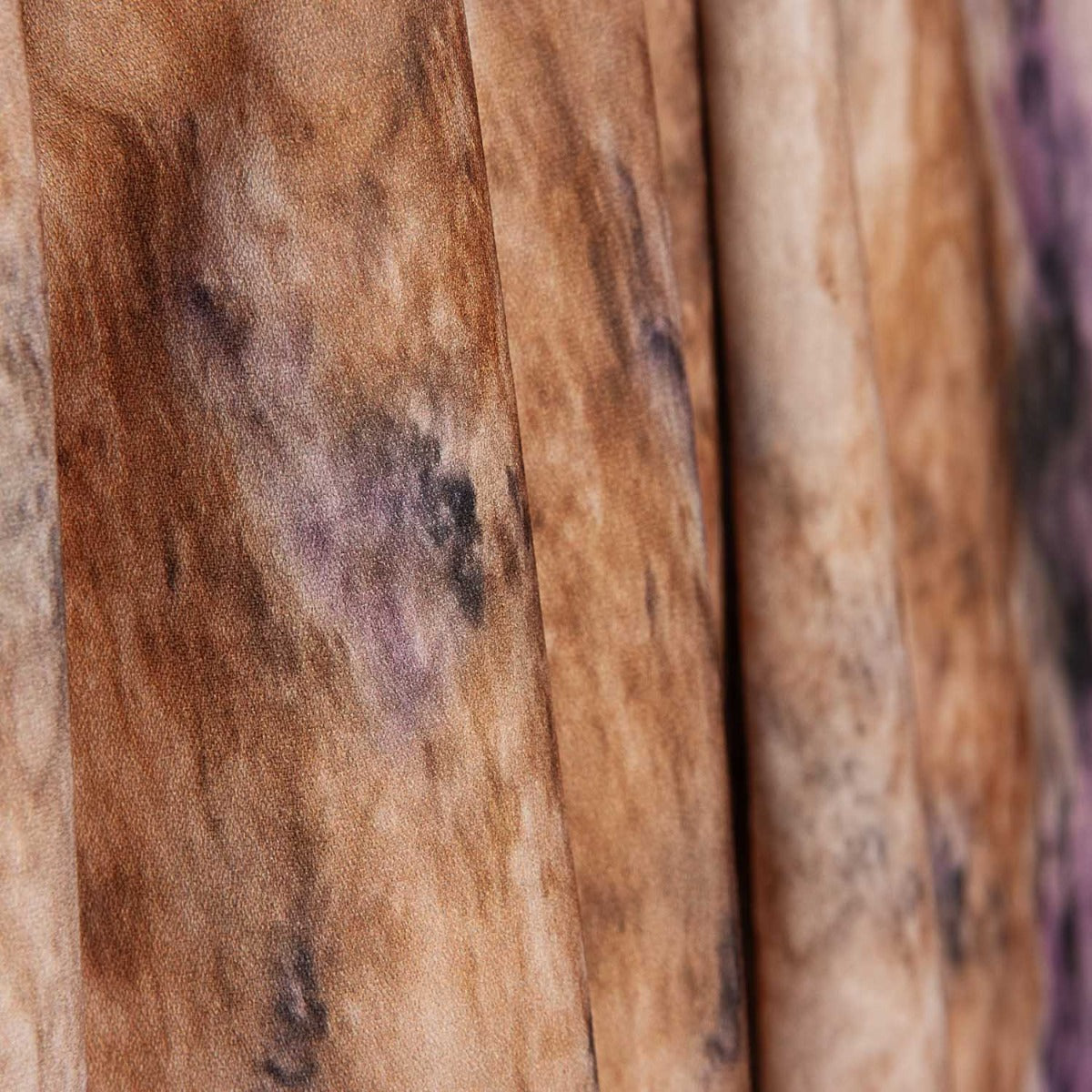 Tecido de poliéster liso – Estampa abstrata em malva e camelo - Ribes y Casals