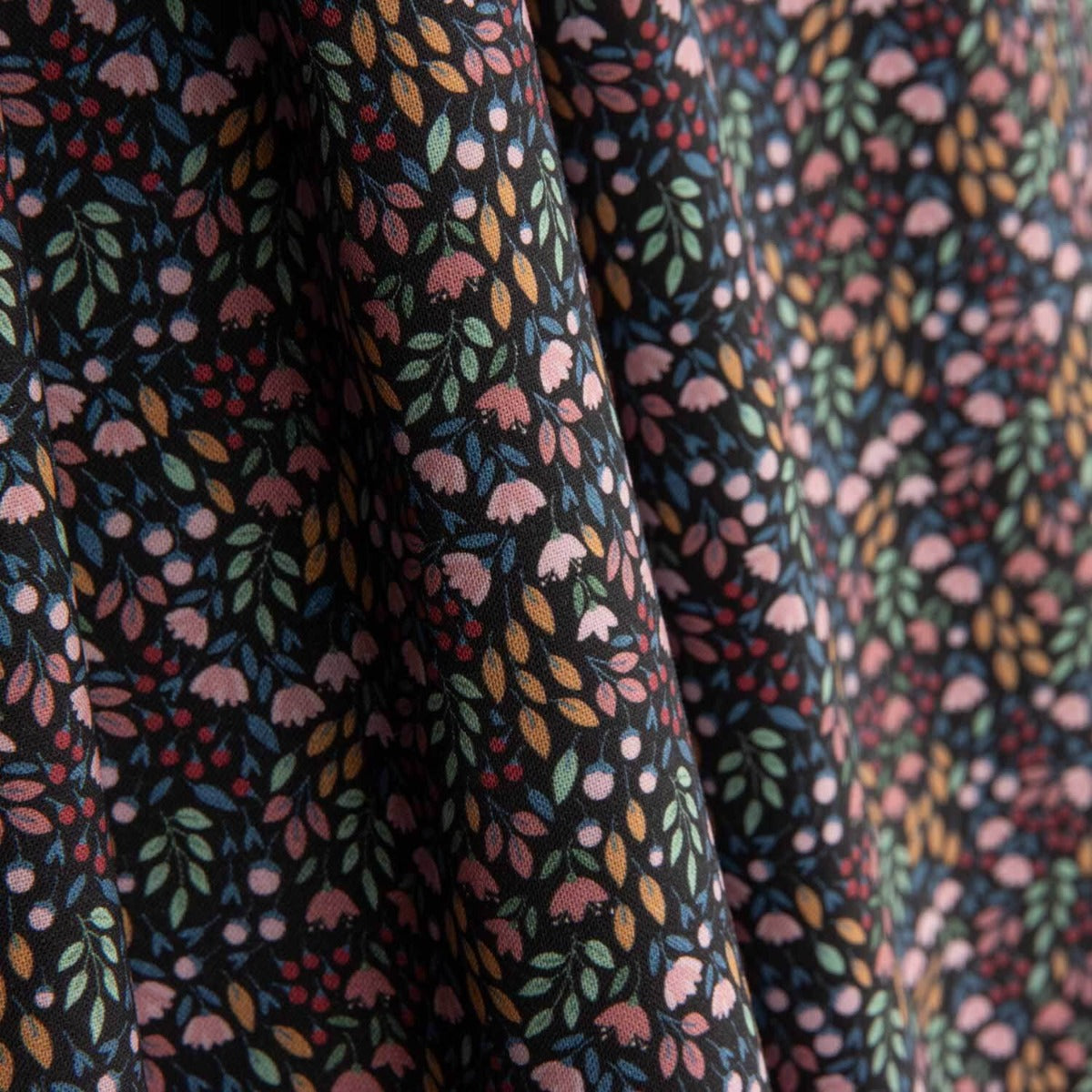 Popeline Floral Silvestre Noturno - Ribes y Casals